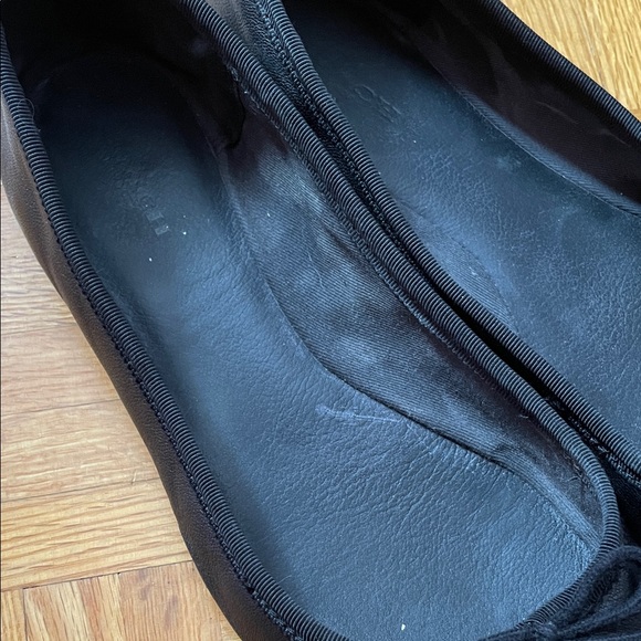 Classic Black Coach Ballet Flats with Bow Detail - Picture 3 of 7